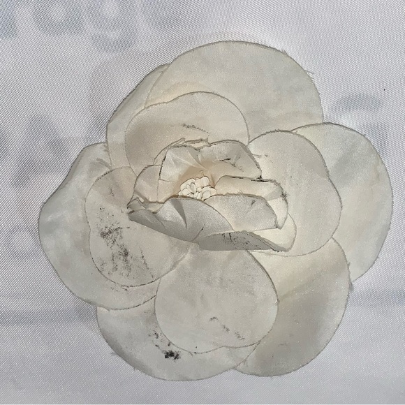 CHANEL hand wrapped white silk CAMELIA BLOSSEM pin back BROOCH - Picture 5 of 8